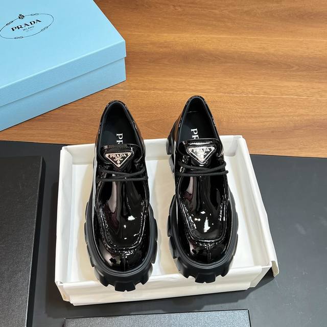 高版本 Prada 普拉达走秀新品三角标松糕鞋乐福鞋系带厚底小皮鞋 上脚无敌好看简直万种搭配 随意穿搭拿捏的稳稳的 Hold的各种穿搭场合 简直就是夏天的灵魂绝