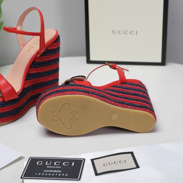 高端版本2021Gucci古奇新款坡跟水台凉鞋 这双鞋子集设计感和高舒适度的脚感于一身 而且是很有质感的复古风 相信时尚的姑娘们是不会错过如此完美的一款 可搭配