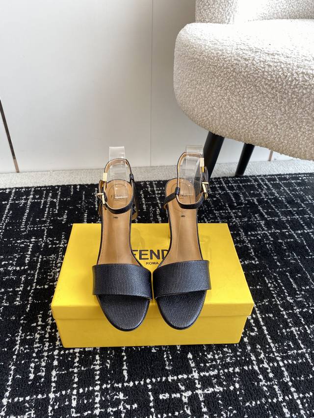 代购级 芬迪 Fendi 24Ss走秀主推系列 新品上线 芬迪家具桌脚设计灵感改创于今年秀场的主推系列鞋履 当季新品 众所周知 Fendi鞋子永远设计为高级感满