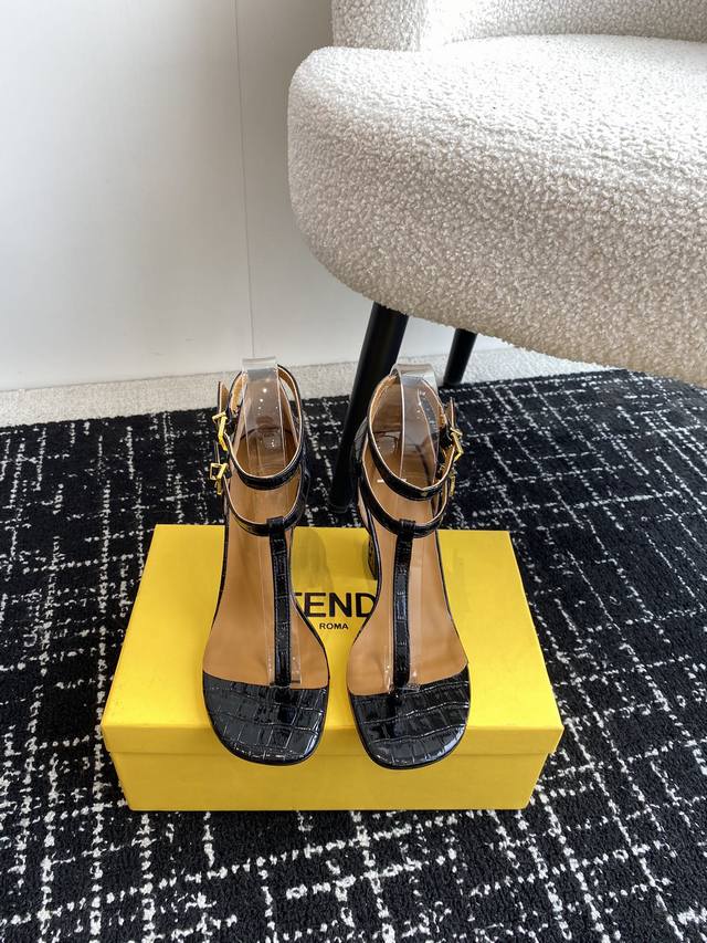代购级 Fendi 24Ss走秀主推系列 新品上线 芬迪家具桌脚设计灵感改创于今年秀场的主推系列鞋履 当季新品 众所周知 Fendi鞋子永远设计为高级感满满的