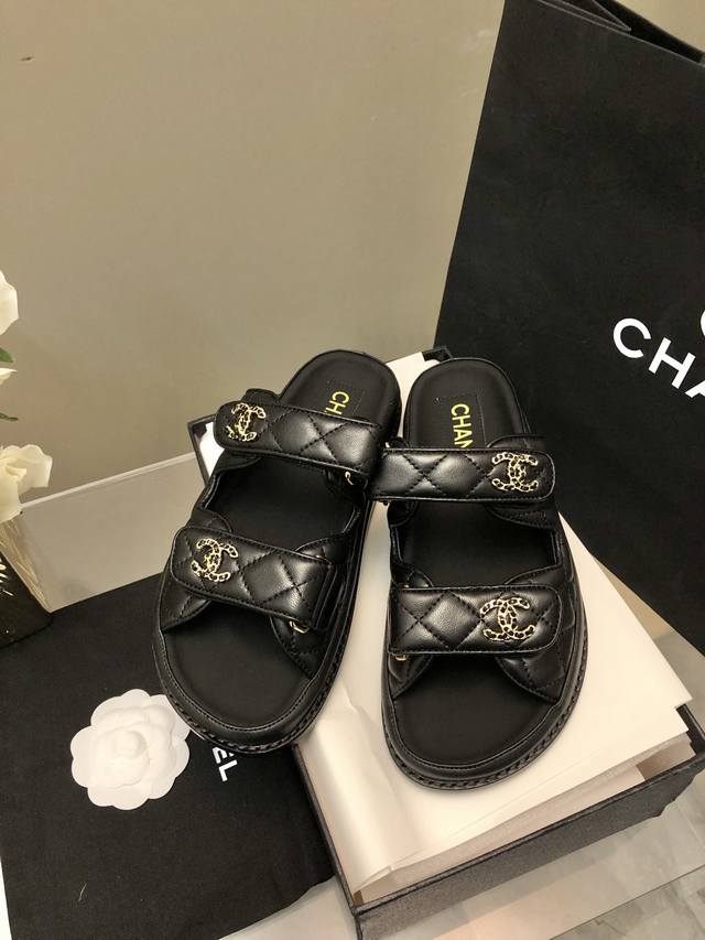 2024-Chanel 24P 凉鞋新品 小香魔术贴拖鞋24春夏新品 经典款的改造 太好看了吧 菱格松糕底沙滩凉鞋 拖鞋 优雅高贵 舒适百搭 鞋面 小羊皮 垫脚