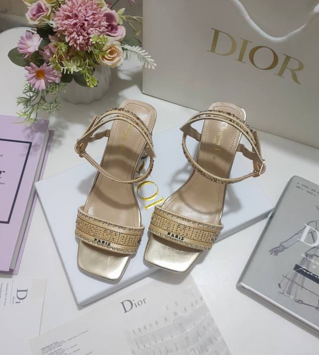 出厂价皮底 橡胶 玛丽亚 嘉茜娅 蔻丽 Maria Grazia Chiuri 推出精致高雅的 Dior Gem 带跟凉鞋 采用银色调棉质面料精心制作 饰以金属
