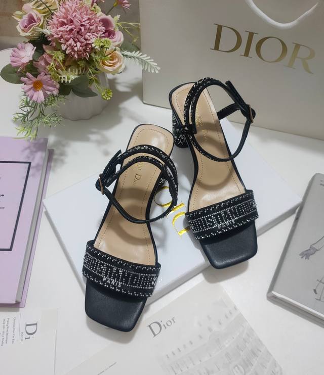 出厂价皮底 橡胶 玛丽亚 嘉茜娅 蔻丽 Maria Grazia Chiuri 推出精致高雅的 Dior Gem 带跟凉鞋 采用银色调棉质面料精心制作 饰以金属
