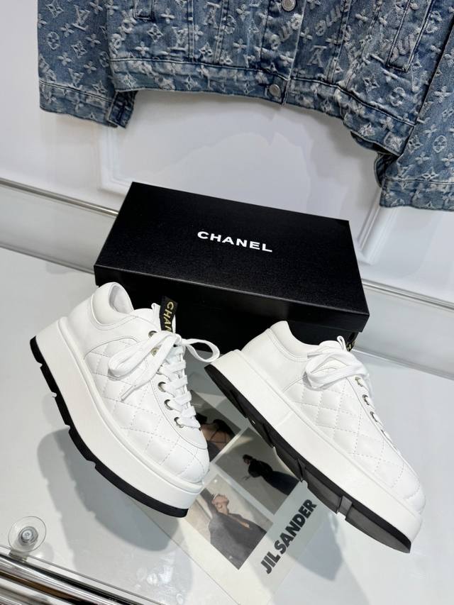 顶级版本 Chanel香奈儿 2024专柜顶级休闲款运动鞋 这款经典设计 鞋面多种工艺电绣的风格 大底增高5公分却时尚运动 不平凡的拥入了多种配色元素 多元化混