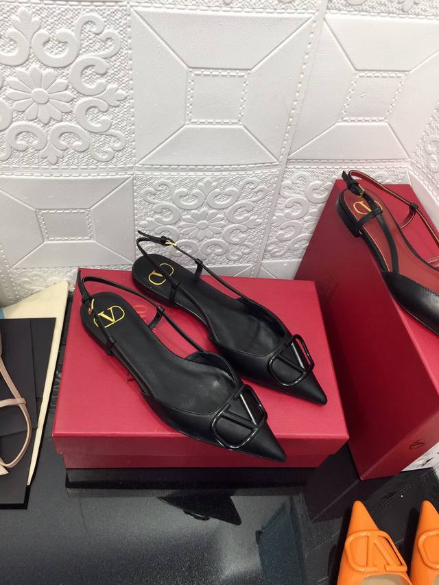 出厂价顶级版本 原单品质 Valentino 22Ss华伦天奴v扣 漆皮尖头凉鞋代购级别 _________Rockstud铆钉系列 绝对是当仁不让的经典之作