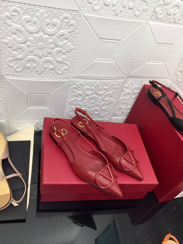 出厂价顶级版本 原单品质 Valentino 22Ss华伦天奴v扣 漆皮尖头凉鞋代购级别 _________Rockstud铆钉系列 绝对是当仁不让的经典之作