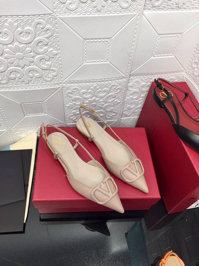 出厂价顶级版本 原单品质 Valentino 22Ss华伦天奴v扣 漆皮尖头凉鞋代购级别 _________Rockstud铆钉系列 绝对是当仁不让的经典之作