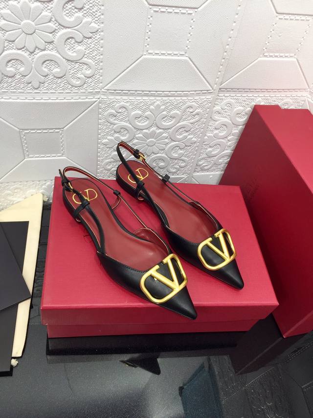 出厂价顶级版本 原单品质 Valentino 22Ss华伦天奴v扣 漆皮尖头凉鞋代购级别 _________Rockstud铆钉系列 绝对是当仁不让的经典之作