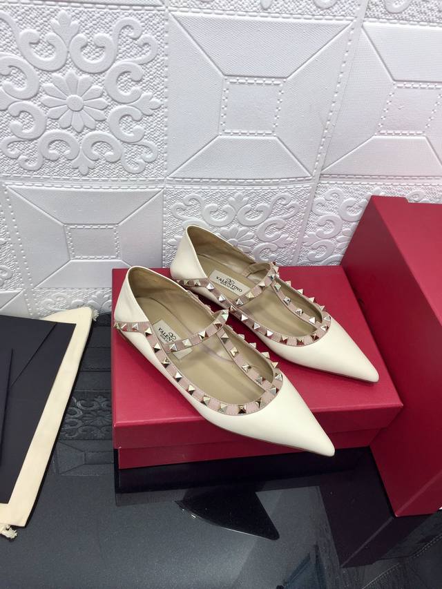 出厂价顶级版本 原单品质 Valentino 22Ss华伦天奴v扣 漆皮尖头凉鞋代购级别 _________Rockstud铆钉系列 绝对是当仁不让的经典之作