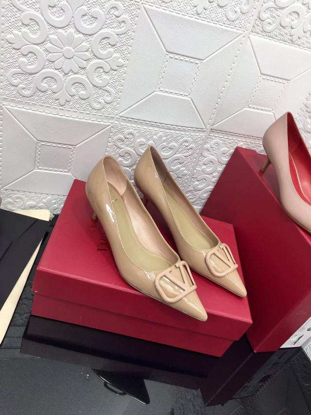 出厂价顶级版本 原单品质 Valentino 22Ss华伦天奴v扣 漆皮尖头凉鞋代购级别 _________Rockstud铆钉系列 绝对是当仁不让的经典之作