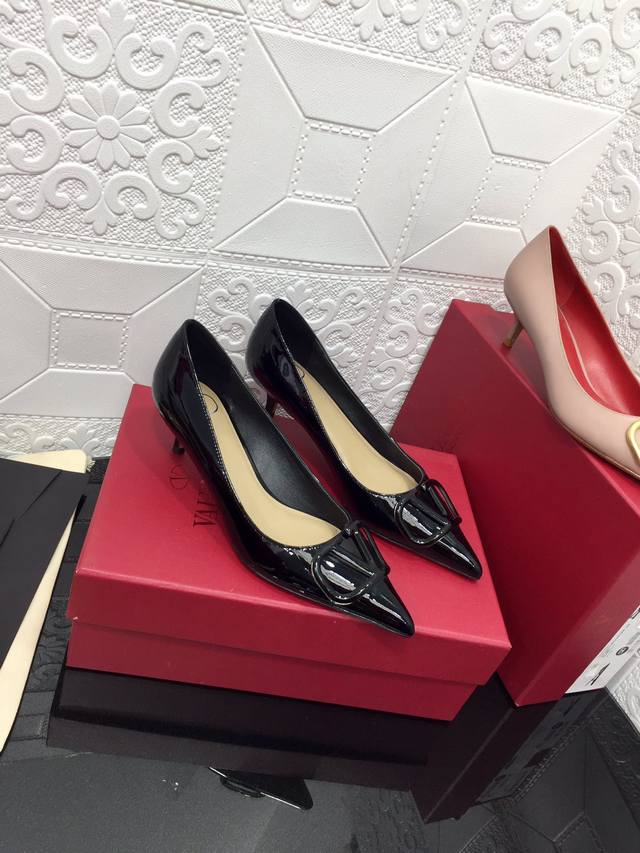 出厂价顶级版本 原单品质 Valentino 22Ss华伦天奴v扣 漆皮尖头凉鞋代购级别 _________Rockstud铆钉系列 绝对是当仁不让的经典之作