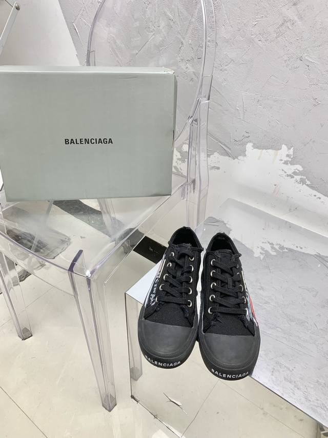 Balenciaga 巴黎世家 2024全新涂鸦休闲帆布鞋 最爱的一款布鞋 风格永续 永不过时 做旧复古风格 以崭新视角演绎 中古风 黑白红经典配色鞋头处印有品