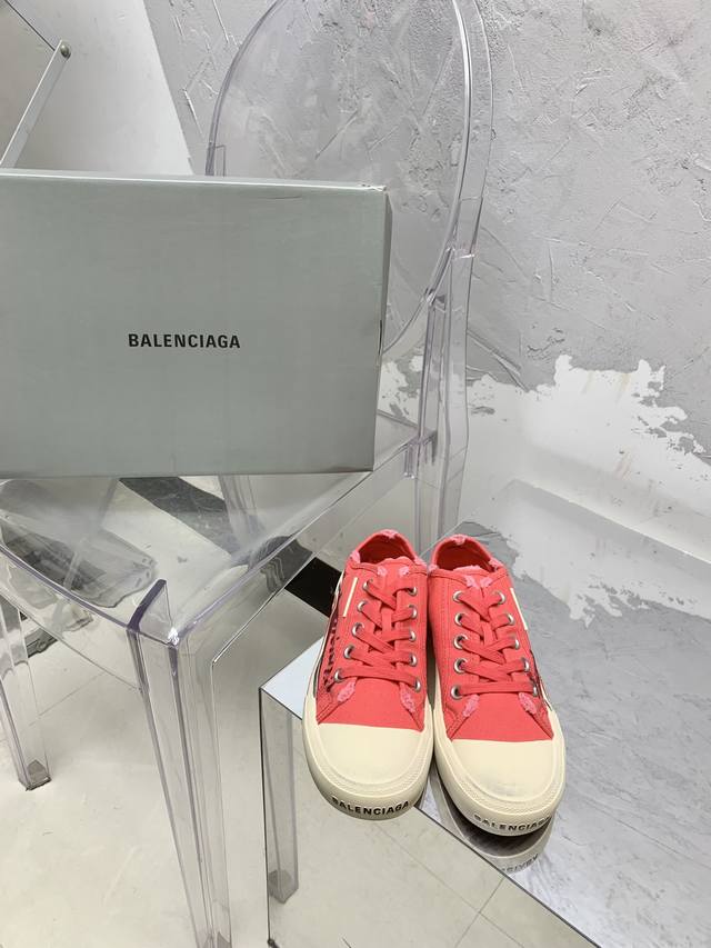 Balenciaga 巴黎世家 2024全新涂鸦休闲帆布鞋 最爱的一款布鞋 风格永续 永不过时 做旧复古风格 以崭新视角演绎 中古风 黑白红经典配色鞋头处印有品