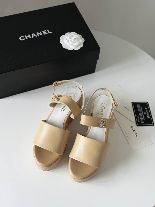 Chanel 小香24C新品 菱格厚底松糕拖鞋 夏天一定要入的拖鞋系列 可文艺可时髦 穿搭率实在太高了 厚底在拉长腿方面真的yyds 百搭舒适 上脚秒变大长腿