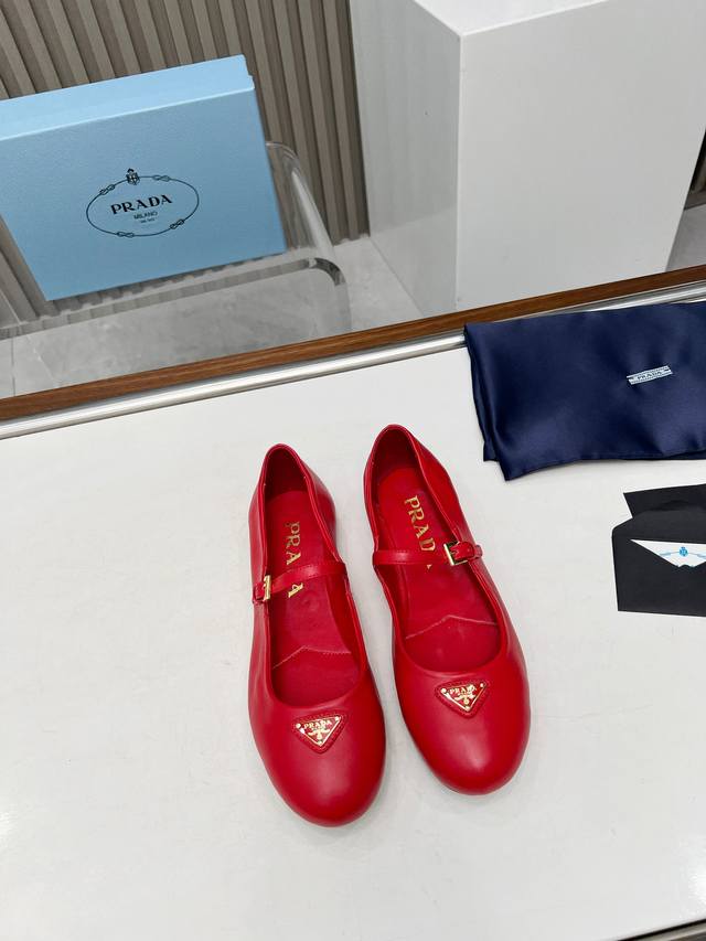 Prada24年新款英伦风跳舞鞋 小皮鞋乐福鞋 复古时尚经典单品 巴黎时装周第一场分量十足的大秀场打造的新品 灵感由d主设计师巧妙结合在完美鞋型上.搭配品牌搭扣