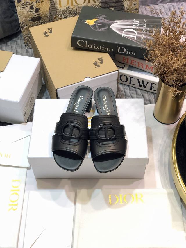 工厂价 迪奥 Dior 2021早春新款女鞋 Cd字母金属logo平底镂空凉鞋 圆头粗跟果冻色拖鞋 市面顶级版本 材质:鞋面进口石头纹牛漆皮 进口小牛皮+水染羊