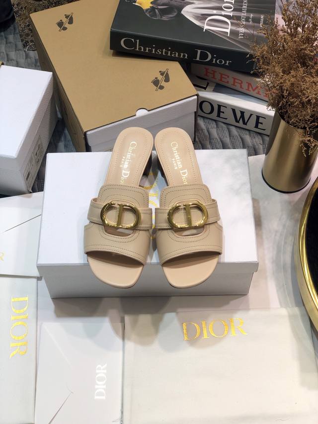 工厂价 迪奥 Dior 2021早春新款女鞋 Cd字母金属logo平底镂空凉鞋 圆头粗跟果冻色拖鞋 市面顶级版本 材质:鞋面进口石头纹牛漆皮 进口小牛皮+水染羊