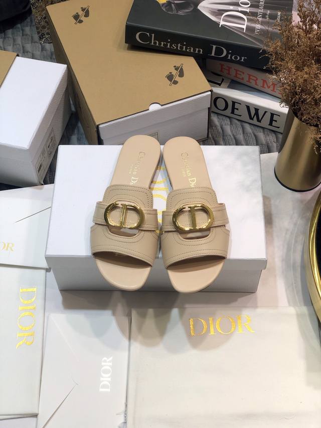 工厂价 迪奥 Dior 2021早春新款女鞋 Cd字母金属logo平底镂空凉鞋 圆头粗跟果冻色拖鞋 市面顶级版本 材质:鞋面进口石头纹牛漆皮 进口小牛皮+水染羊