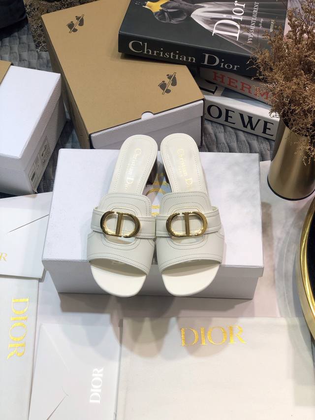 工厂价 迪奥 Dior 2021早春新款女鞋 Cd字母金属logo平底镂空凉鞋 圆头粗跟果冻色拖鞋 市面顶级版本 材质:鞋面进口石头纹牛漆皮 进口小牛皮+水染羊