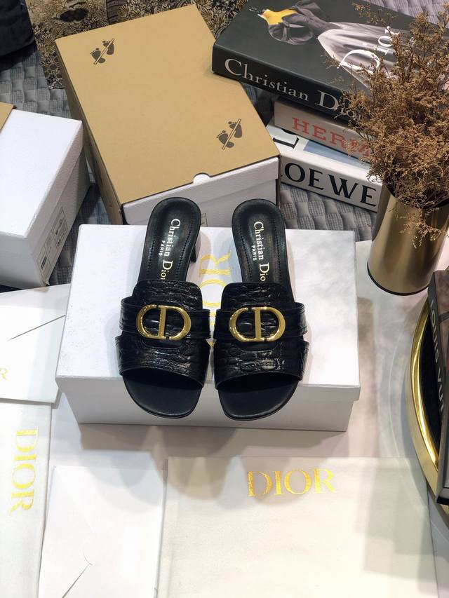 工厂价 迪奥 Dior 2021早春新款女鞋 Cd字母金属logo平底镂空凉鞋 圆头粗跟果冻色拖鞋 市面顶级版本 材质:鞋面进口石头纹牛漆皮 进口小牛皮+水染羊