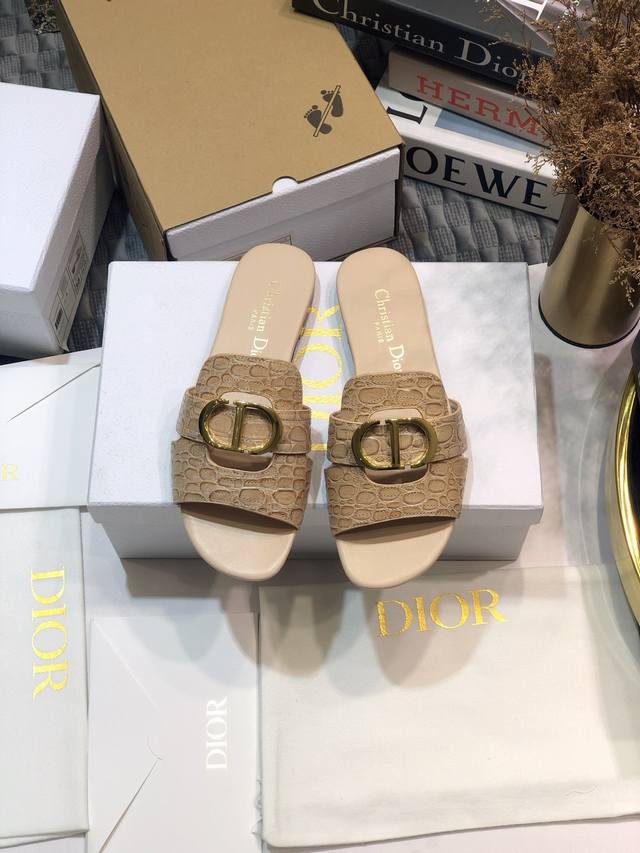 工厂价 迪奥 Dior 2021早春新款女鞋 Cd字母金属logo平底镂空凉鞋 圆头粗跟果冻色拖鞋 市面顶级版本 材质:鞋面进口石头纹牛漆皮 进口小牛皮+水染羊