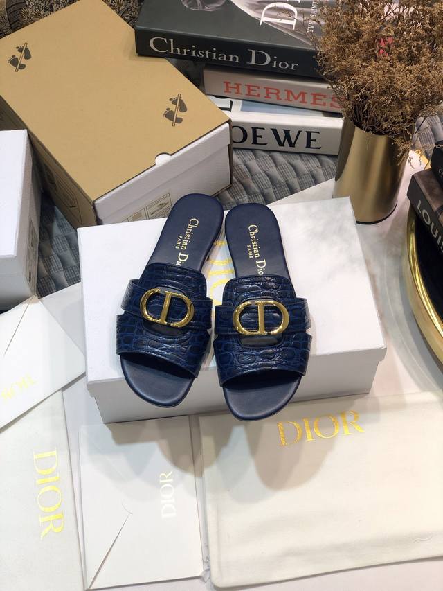 工厂价 迪奥 Dior 2021早春新款女鞋 Cd字母金属logo平底镂空凉鞋 圆头粗跟果冻色拖鞋 市面顶级版本 材质:鞋面进口石头纹牛漆皮 进口小牛皮+水染羊