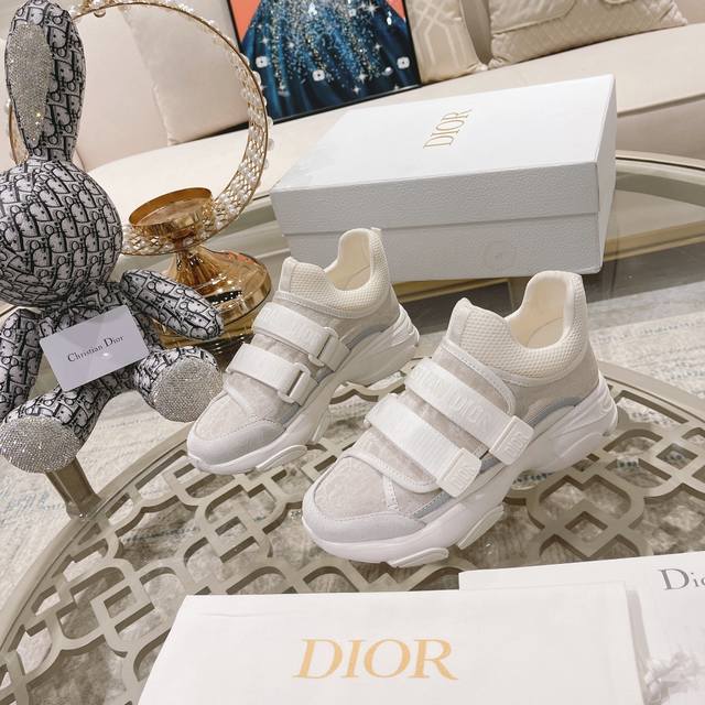 Dior 经典系列休闲风魔术贴运动鞋 这款d Wander 运动鞋彰显摩登都市风范 采用科技面料精心制作,饰以各色迷彩图案,橡胶鞋底轻盈舒适,搭配品牌标志魔术贴