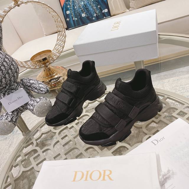 Dior 经典系列休闲风魔术贴运动鞋 这款d Wander 运动鞋彰显摩登都市风范 采用科技面料精心制作,饰以各色迷彩图案,橡胶鞋底轻盈舒适,搭配品牌标志魔术贴