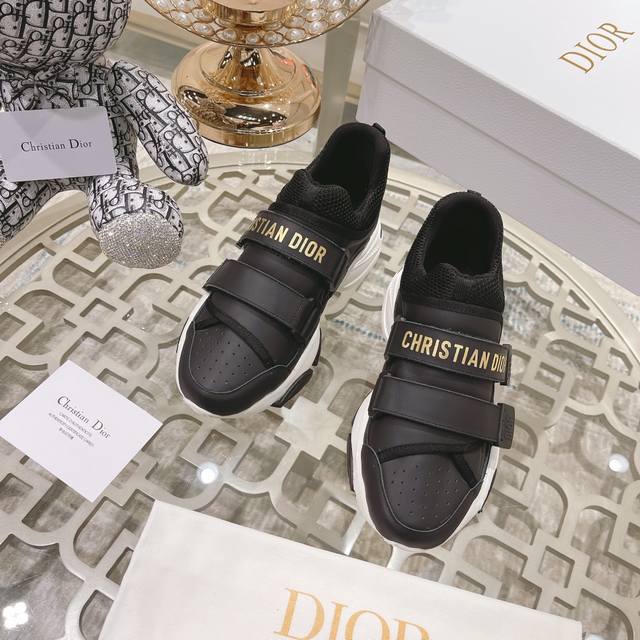 Dior 经典系列皮面魔术贴休闲运动鞋 这款d Wander 运动鞋彰显摩登都市风范 采用科技面料精心制作,饰以各色迷彩图案,橡胶鞋底轻盈舒适,搭配品牌标志魔术