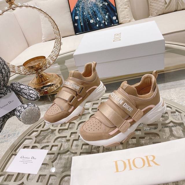 Dior 经典系列皮面魔术贴休闲运动鞋 这款d Wander 运动鞋彰显摩登都市风范 采用科技面料精心制作,饰以各色迷彩图案,橡胶鞋底轻盈舒适,搭配品牌标志魔术
