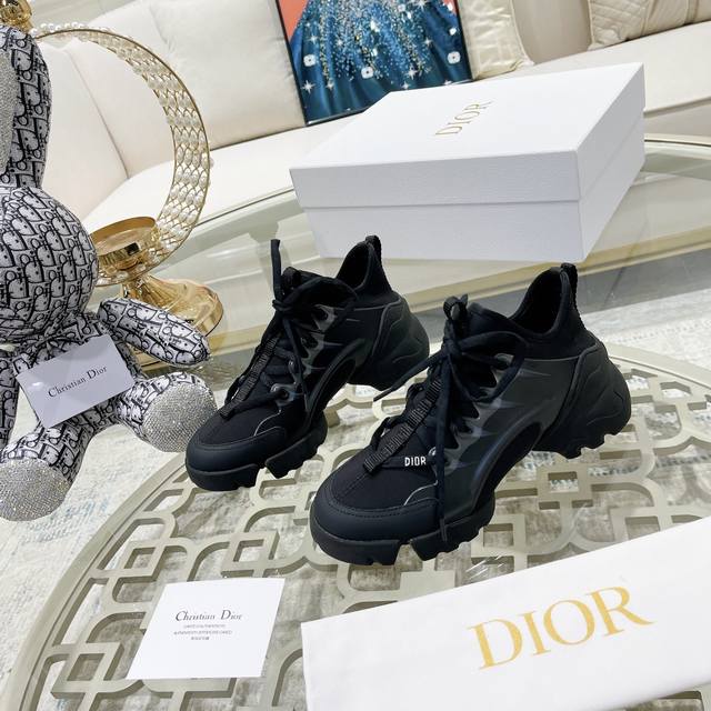 Dior经典系列休闲运动鞋 这款 D Connect 运动鞋于二零一九春夏成衣系列发布秀初次亮相,现已成为 Dior 经典款式 采用微弹的科技面料精心制作,橡胶