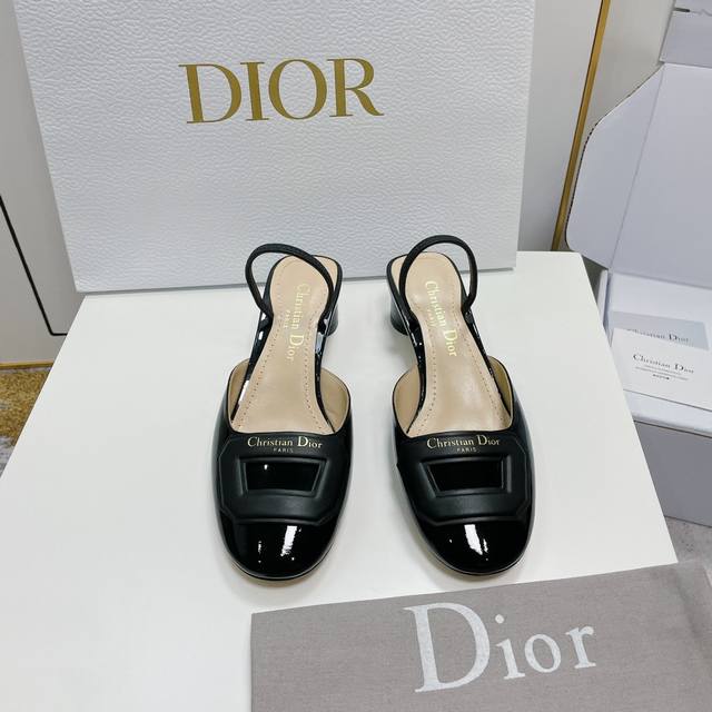Dior23*新品弹力带高跟鞋 经典标识 金色调christian Dior Paris标志简约金属c D字母扣提升格调 弹力带设计更加舒适百搭 鞋面 牛漆皮