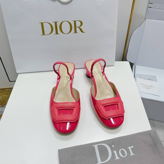 Dior23*新品弹力带高跟鞋 经典标识 金色调christian Dior Paris标志简约金属c D字母扣提升格调 弹力带设计更加舒适百搭 鞋面 牛漆皮