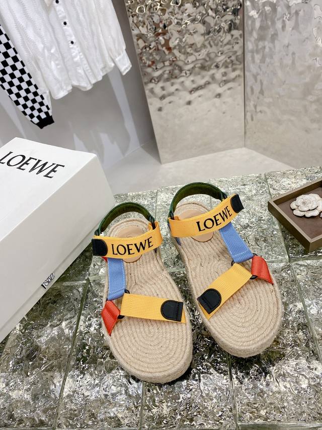 出厂 Loewe 罗意威 新品草编厚底拼色凉鞋 最近大热的一款凉鞋 滴胶logo设计 超级可爱 时髦精绝对不能错过的必入款 没有任何繁杂装饰 质感极好的vint