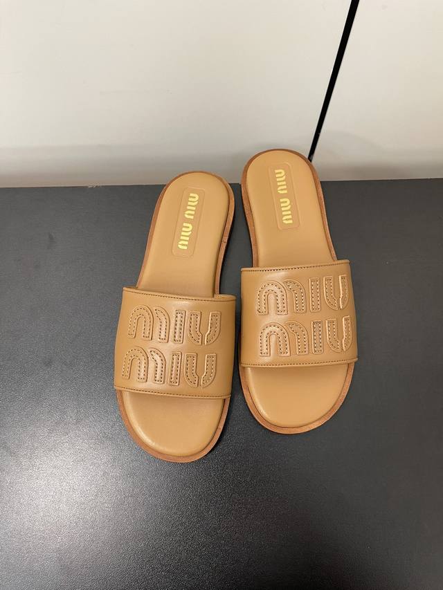 Miu Miu 24Ss 牛皮百搭时髦单品 Miumiu平底微标凉鞋拖鞋简约大气时髦 耐看不过时.是时尚圈永不退潮的经典所在 复古的英伦风格 让你穿出不一样的气