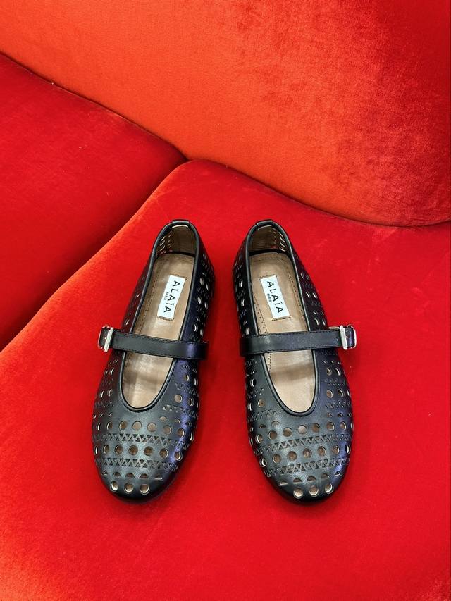 顶级品质 Vienne 系列是作为 Alaia名片一样的经典设计 精秒的镂空把这双芭蕾鞋打造的极致优雅且低调 再加上舒适柔软的脚感 绝对必入款之一 小牛皮雕花鞋