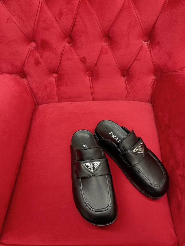 顶级品质 Prada Ss24 New Arriv P家2024春夏新品 包头拖鞋 羊皮鞋面材料 鞋底软胶材质 脚感轻盈舒适 舒适慵懒度假风 日常高频搭配单品