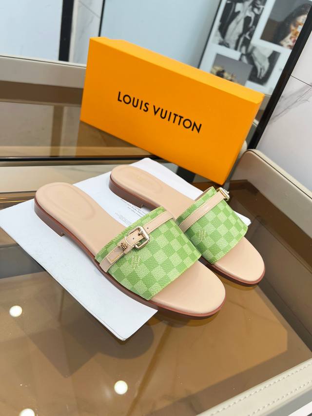 Louis Vuitton路易威登2024春夏最新款 本款pool Pillow Comfort 平底凉拖出自 Damierlicious 系列 为 Damie