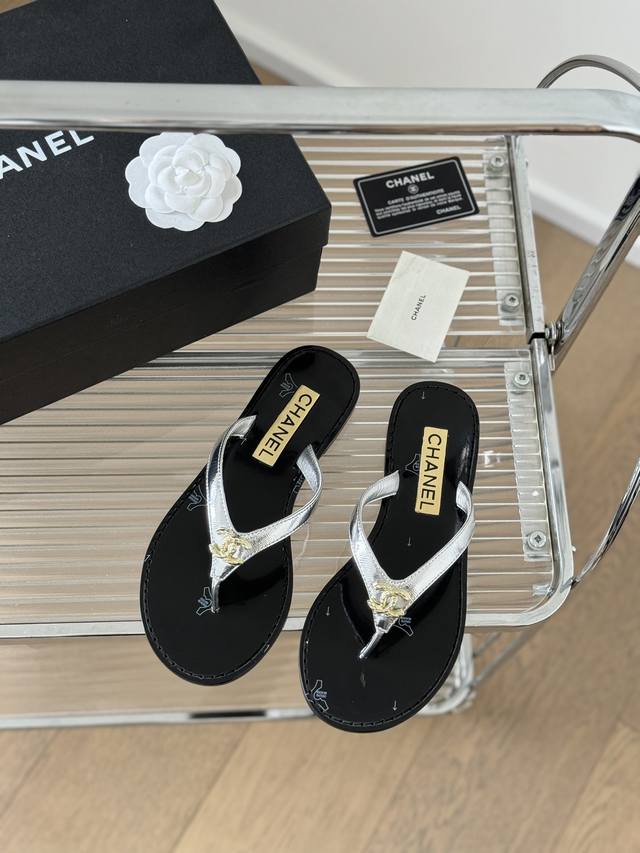 Chanel 24P新款夹脚蝴蝶结拖鞋 穿着好看又舒服 简直和夏天超搭配哦 双层真皮大底 原版开模五金 Size:35-40 41.42定做