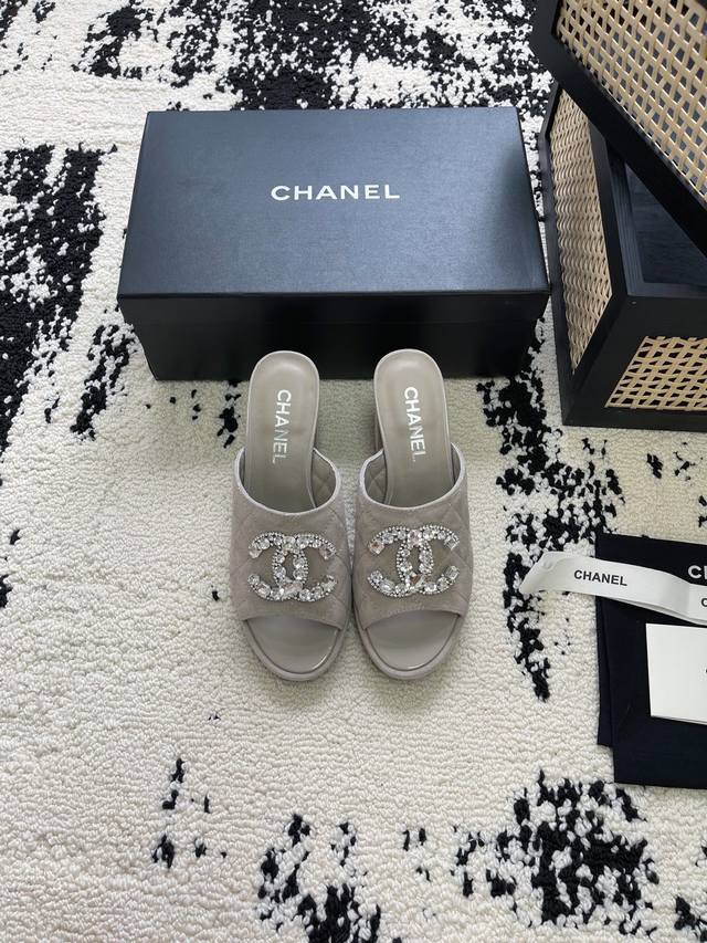 Chanel 24P独家新款水钻扣拖鞋 闪闪的水钻扣太好看了 麂皮鞋面 内里羊皮 真皮大底 Size:35-40
