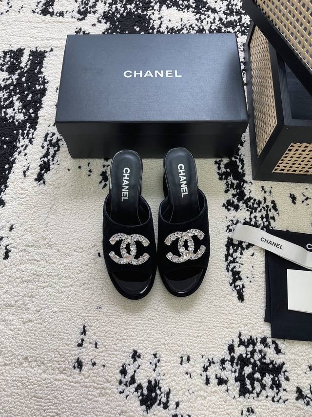 Chanel 24P独家新款水钻扣拖鞋 闪闪的水钻扣太好看了 麂皮鞋面 内里羊皮 真皮大底 Size:35-40