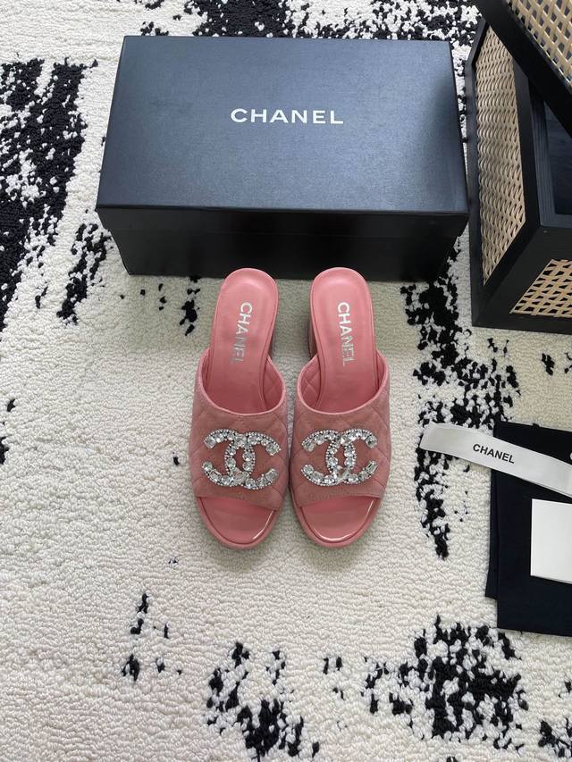 Chanel 24P独家新款水钻扣拖鞋 闪闪的水钻扣太好看了 麂皮鞋面 内里羊皮 真皮大底 Size:35-40