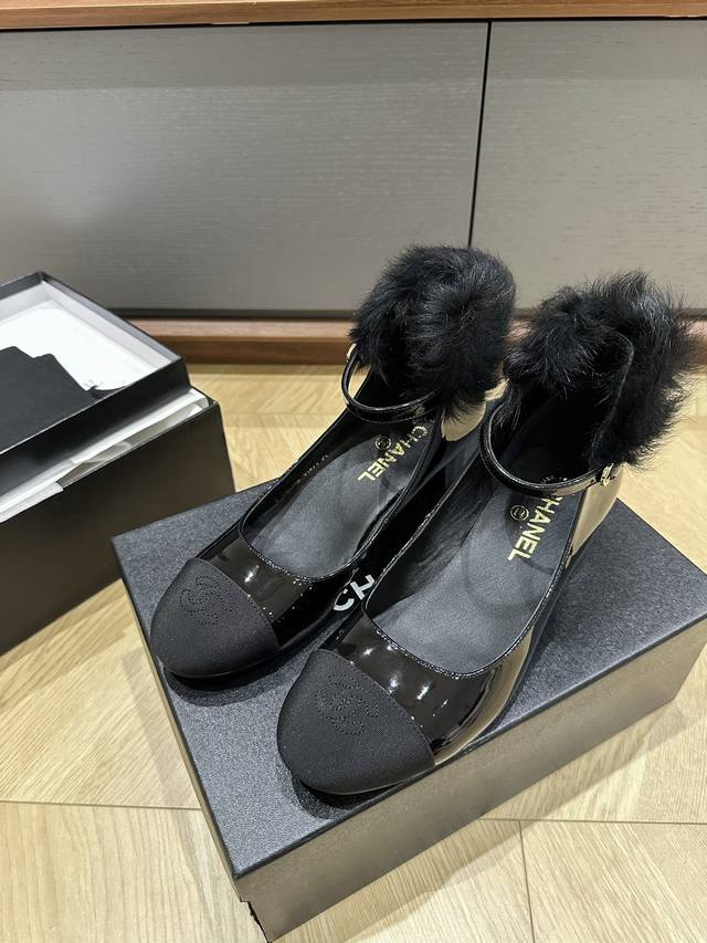 顶级品质 Chanel 24Ss新款羊毛跟鞋 鞋面漆皮 内里羊皮 意大利真皮底size35 36 37 38 39 订40.41.42不退不换