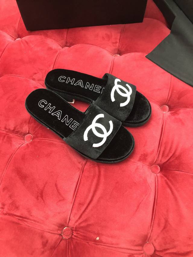顶级品质 Chanell 24C New Arrival 小香2024春夏新品 走秀款拖鞋 最经典拖鞋版型 韩国绒鞋面搭配精工刺绣 字母双c Logo 标志设计