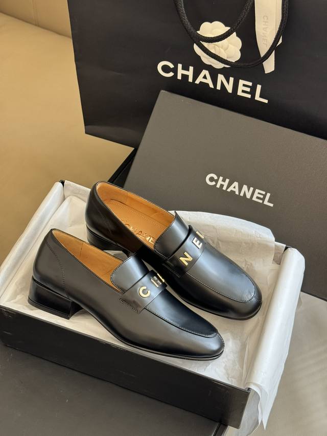 顶级品质 Chanel Fw23 New Arrival 小香字母乐福鞋新品 鸳鸯字母鞋 精致好看的 鞋跟比较宽 Cm的高度 舒适度满分 开边珠小牛皮材质 鞋底