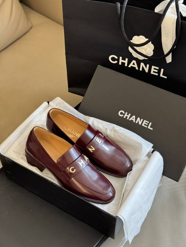 顶级品质 Chanel Fw23 New Arrival 小香字母乐福鞋新品 鸳鸯字母鞋 精致好看的 鞋跟比较宽 Cm的高度 舒适度满分 开边珠小牛皮材质 鞋底