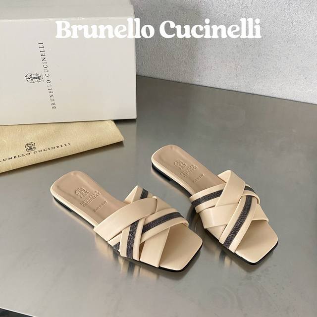 出厂价 Brunello Cucinelli 布鲁内罗 库奇内利 年手工串联珠链配饰平底拖鞋 这款鞋子的闪烁镶珠装饰 在轻质麂皮的绒面纹理上显得格外耀眼迷人 羊
