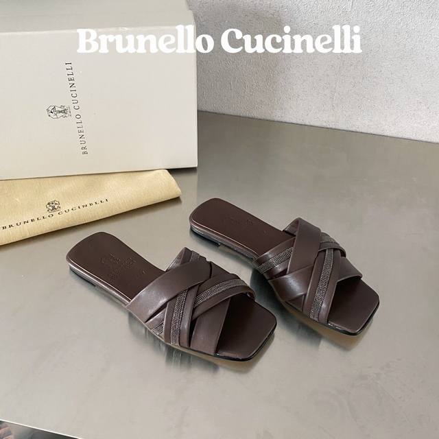 出厂价 Brunello Cucinelli 布鲁内罗 库奇内利 年手工串联珠链配饰平底拖鞋 这款鞋子的闪烁镶珠装饰 在轻质麂皮的绒面纹理上显得格外耀眼迷人 羊