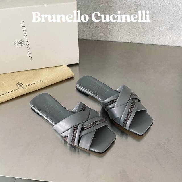 出厂价 Brunello Cucinelli 布鲁内罗 库奇内利 年手工串联珠链配饰平底拖鞋 这款鞋子的闪烁镶珠装饰 在轻质麂皮的绒面纹理上显得格外耀眼迷人 羊
