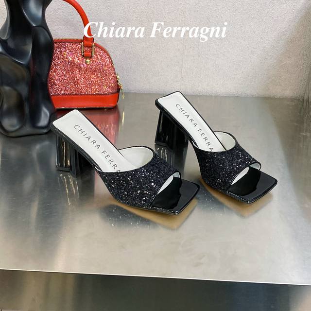 Chiara Ferragni 眨眼睛 春夏新款亮片梅花跟拖鞋 Chiara Ferragni作为一个新晋时尚轻奢品牌 其始终传达着个性的观念 无论是丰富的色彩